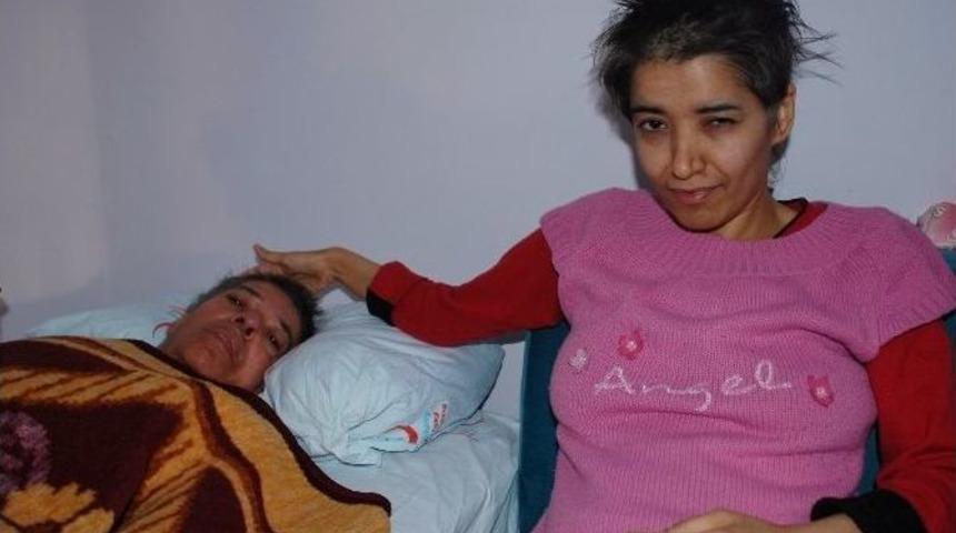 (&ouml;zel Haber) Yatalak Anneye Engelli Kızı Bakıyor