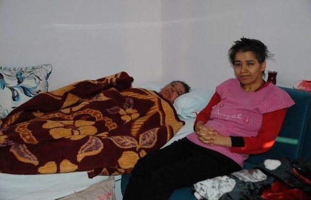 (&ouml;zel Haber) Yatalak Anneye Engelli Kızı Bakıyor 1