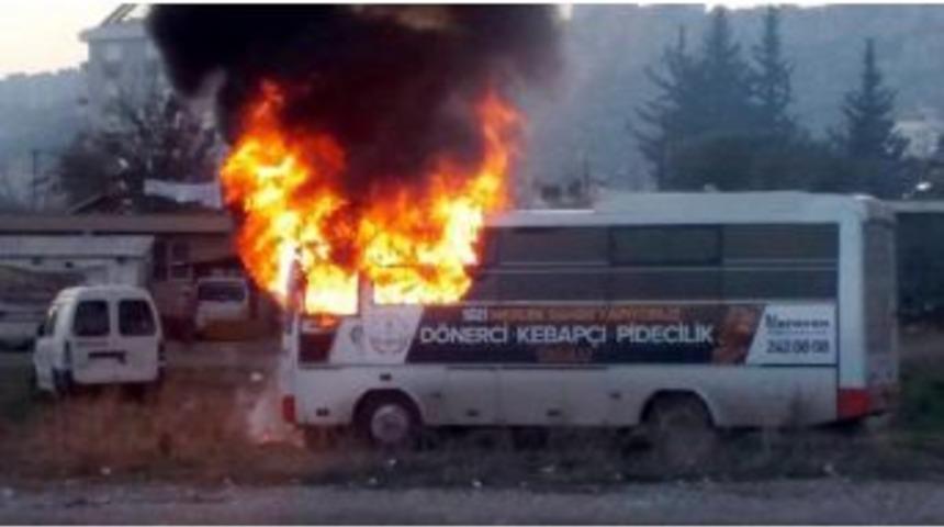 &Ccedil;alıştığı Midib&uuml;s&uuml; Ateşe Verdi