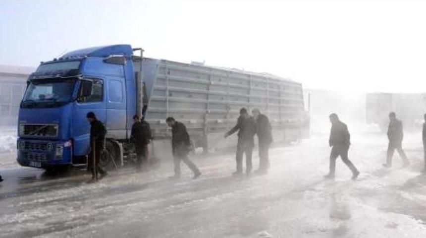 Sibirya Soğuklarında Kanalizasyon Patladı, Sanayi Sitesi Buz Tuttu