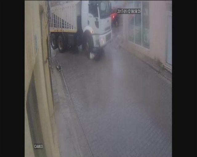 Fethiye&rsquo;de Yolun Karşısına Ge&ccedil;mek İsteyen Kadına Kamyon &Ccedil;arptı 1