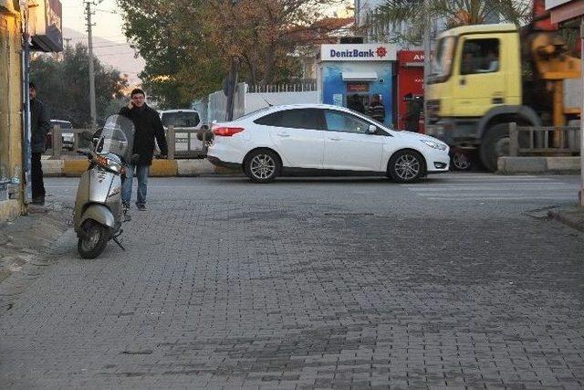 Fethiye&rsquo;de Yolun Karşısına Ge&ccedil;mek İsteyen Kadına Kamyon &Ccedil;arptı 3