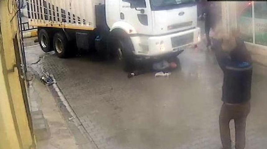 Yayanın Kamyon Altında Kaldığı Kaza Kamerada