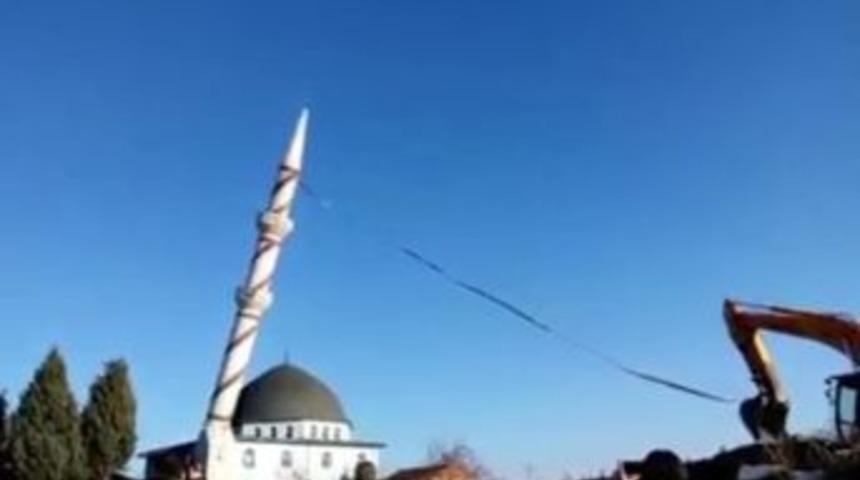 Tehlike Arz Eden Minare Kep&ccedil;e Yardımıyla Yıkıldı