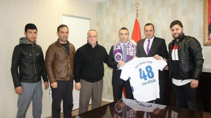 Yeni Milasspor Taraftarları Forma Hediye Etti