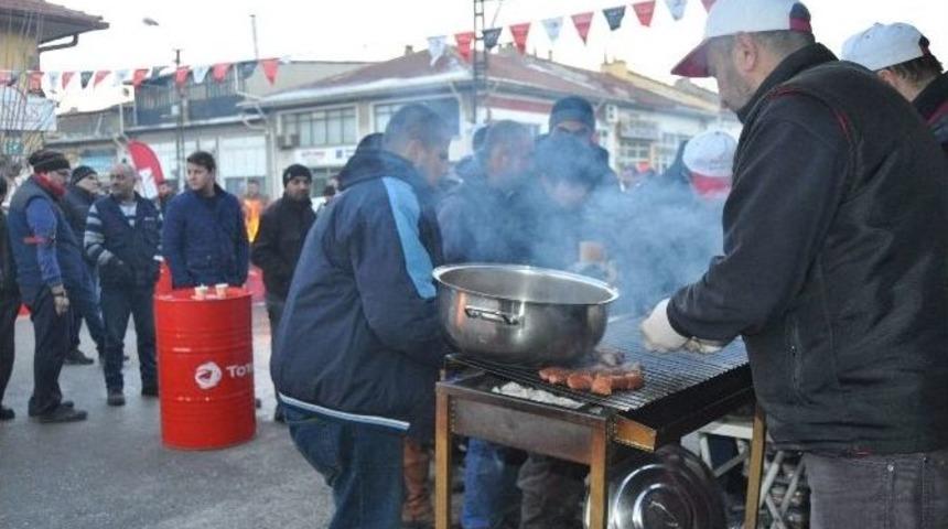 Esnaftan Y&uuml;zlerce Kişiye Sucuk Ekmek İkramı