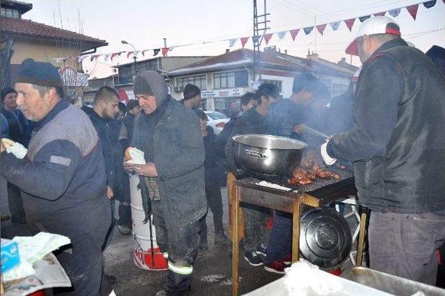 Esnaftan Yüzlerce Kişiye Sucuk Ekmek İkramı