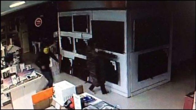 Mağazadan Televizyon Çalan Hırsızlar Kayıplara Karıştı