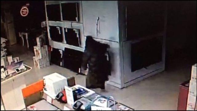 Mağazadan Televizyon Çalan Hırsızlar Kayıplara Karıştı
