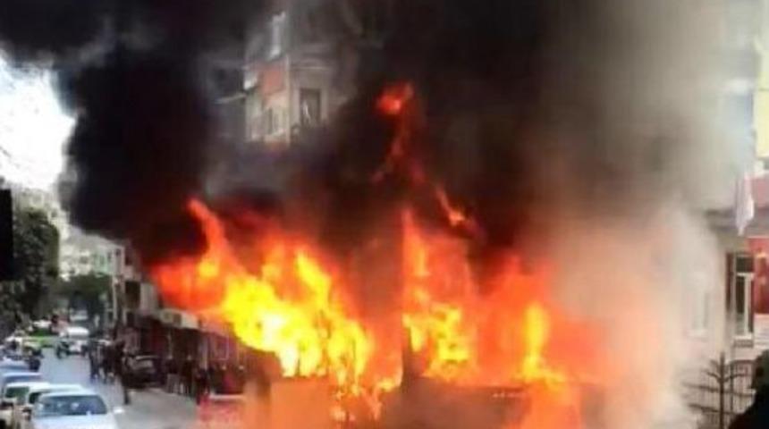 Arızalanan Halk Otob&uuml;s&uuml; Alev Alev Yandı