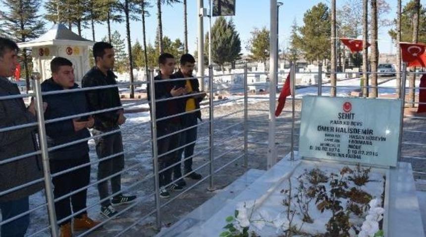 Polis Adaylarından Sınav &Ouml;ncesi &Ouml;mer Halisdemir'in Kabrine Ziyaret