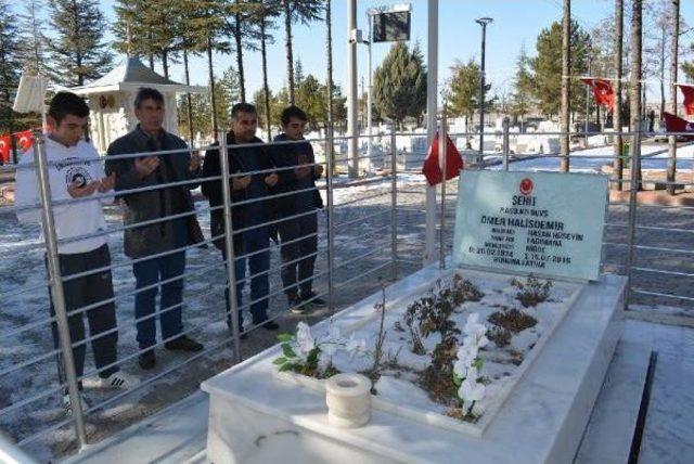 Polis Adaylarından Sınav Öncesi Ömer Halisdemir'in Kabrine Ziyaret