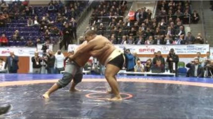 Recep Kara, Asya Sumo Şampiyonu&rsquo;nu Tuş Etti