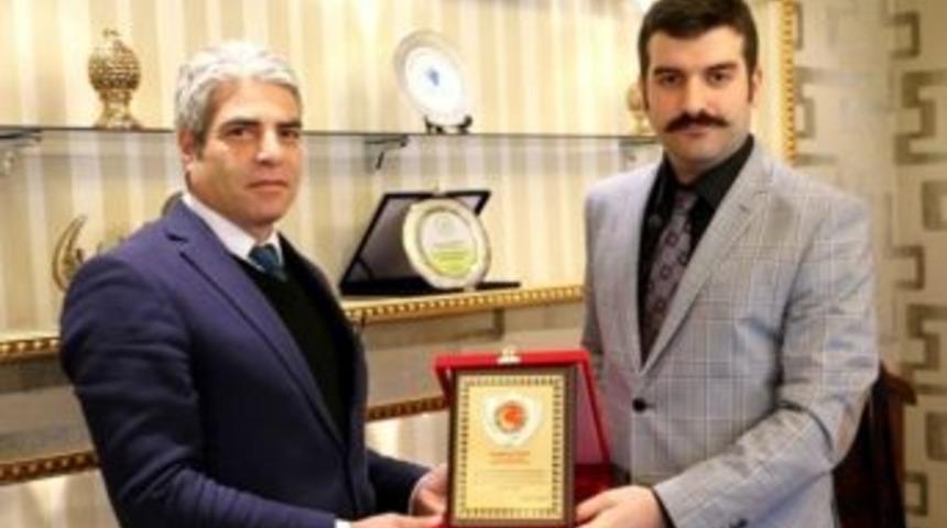 Tayini &Ccedil;ıkan Emniyet M&uuml;d&uuml;r&uuml; Mahmut &Ccedil;etin&rsquo;e Plaket