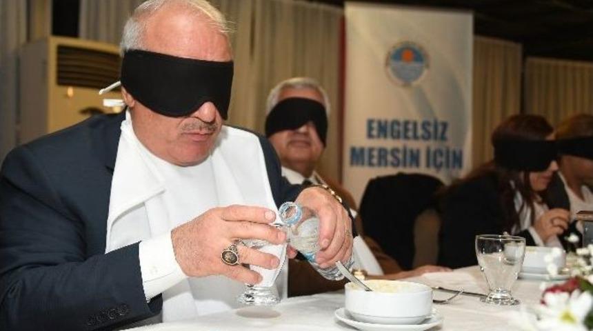 G&ouml;rme Engellilerle Empati Kurmak İ&ccedil;in Karanlığı Tattılar