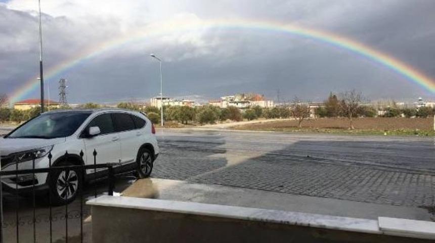 İzmir Semaları G&ouml;kkuşağıyla Renklendi
