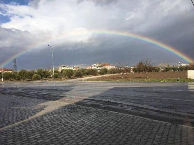 İzmir Semaları Gökkuşağıyla Renklendi