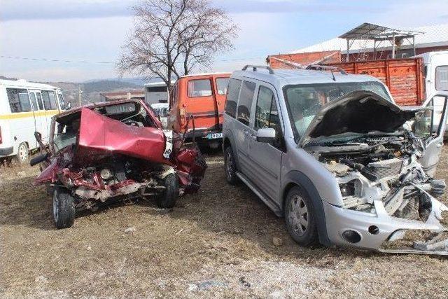 Otomobil İle Hafif Ticari Araç Kafa Kafaya Çarpıştı: 3 Ölü, 5 Yaralı...(2)