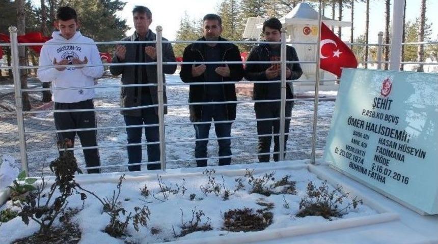 Polis &Ouml;zel Harekat Adayları &Ouml;mer Halisdemir&rsquo;in Kabrini Ziyaret Ediyor