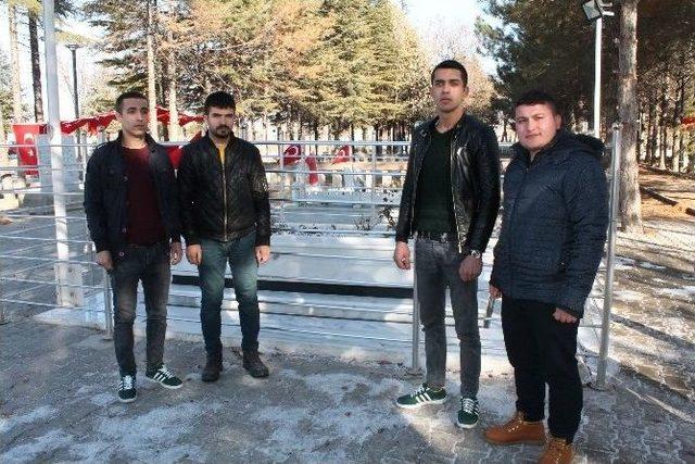 Polis Özel Harekat Adayları Ömer Halisdemir’in Kabrini Ziyaret Ediyor
