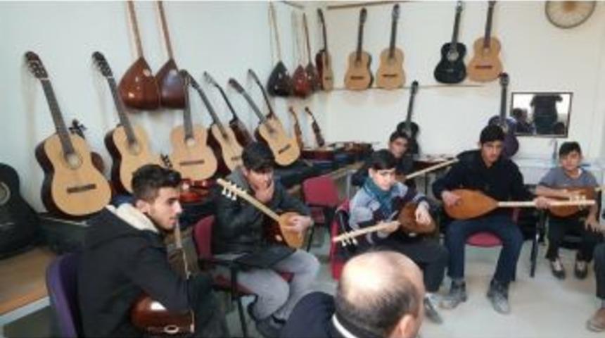 Suru&ccedil;&rsquo;ta &Uuml;cretsiz Bağlama Kursu A&ccedil;ıldı
