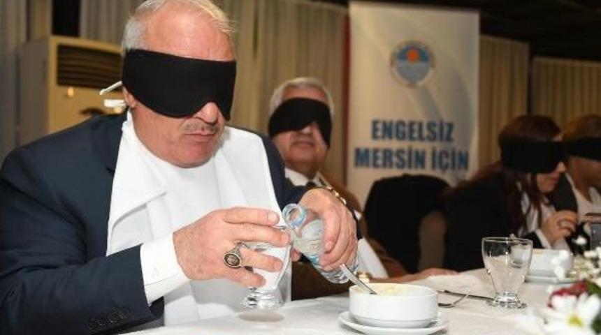 G&ouml;rme Engellilerle Empati I&ccedil;in Siyah Bantla Yemek Yediler