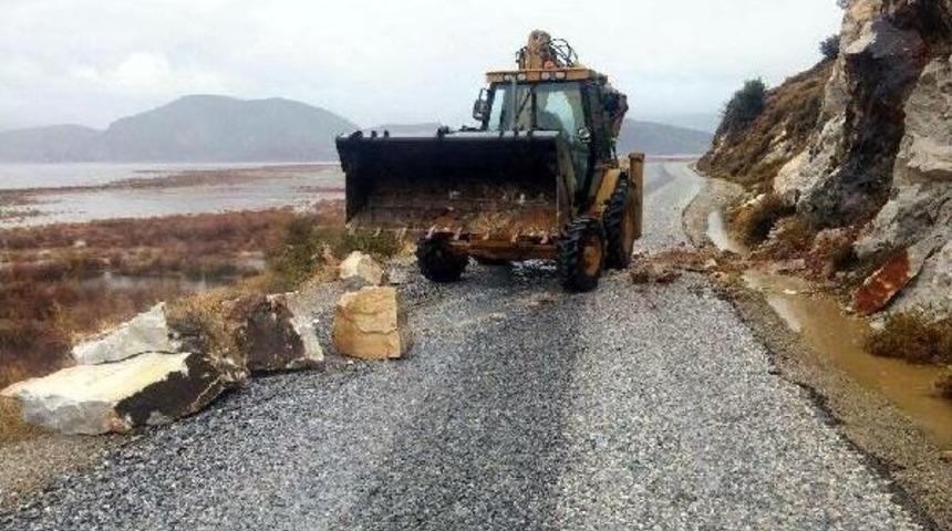 Yama&ccedil;tan Kopan Kaya Par&ccedil;aları Yolu Kapadı