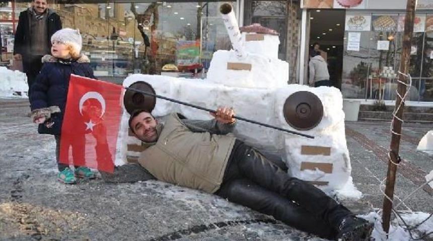 15 Temmuz Şehitleri Anısına Kardan Tank Yaptılar