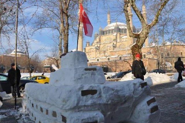 15 Temmuz Şehitleri Anısına Kardan Tank Yaptılar