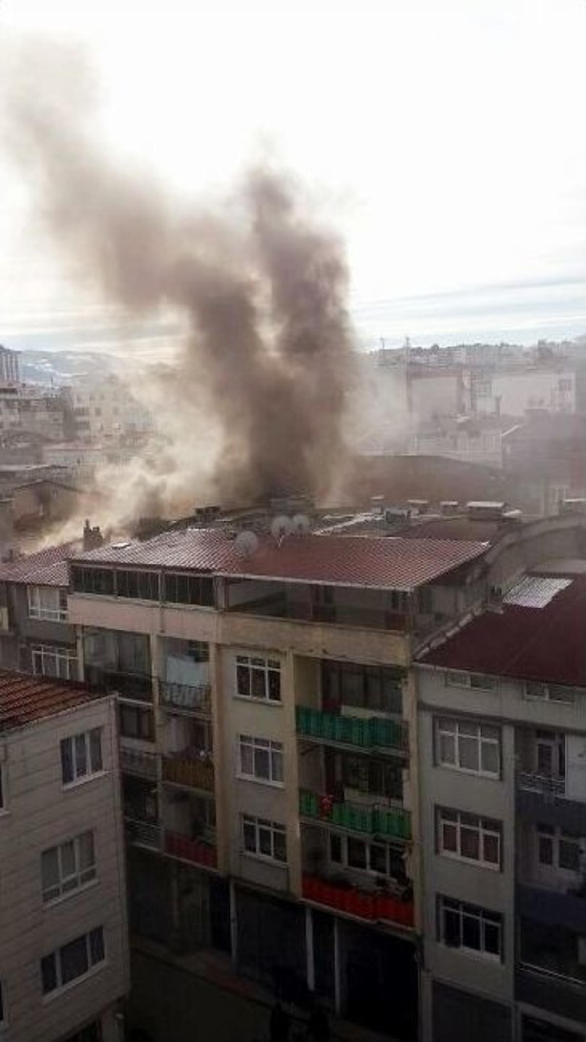 Ara&ccedil;ları Elleriyle İterek İtfaiyeye Yol A&ccedil;tılar