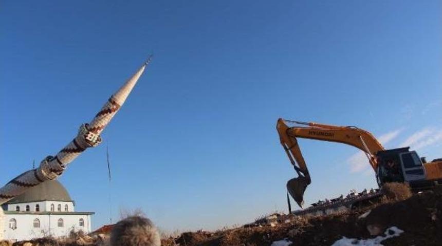 Tehlike Yaratan Minare &Ccedil;elik Halatla Yıkıldı