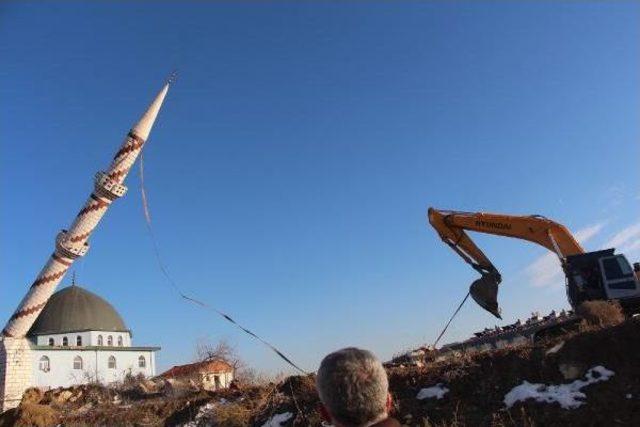 Tehlike Yaratan Minare Çelik Halatla Yıkıldı