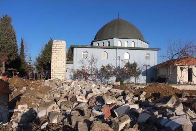 Tehlike Yaratan Minare Çelik Halatla Yıkıldı