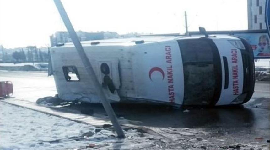 Hasta Nakil Ambulansı Otomobille &Ccedil;arpıştı: 4 Yaralı