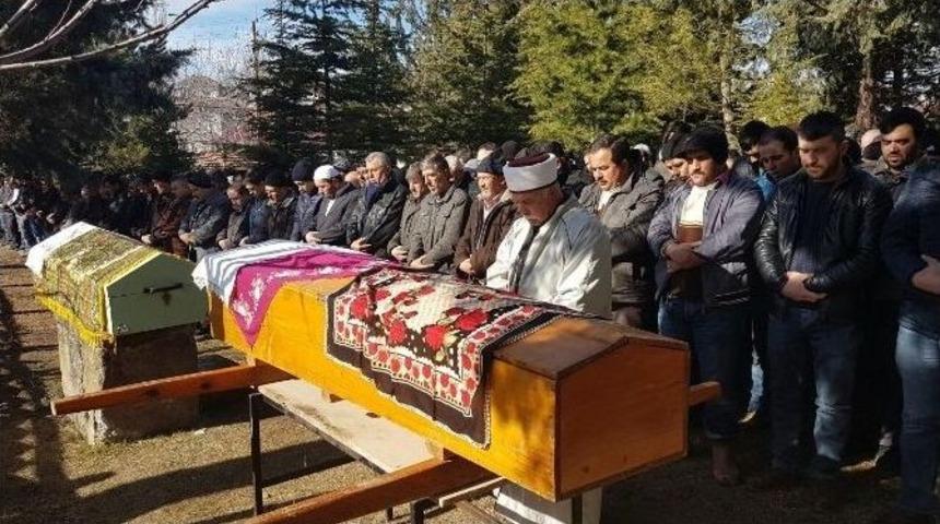 Evlerinde &Ouml;l&uuml; Bulunan &Ccedil;ift Toprağa Verildi