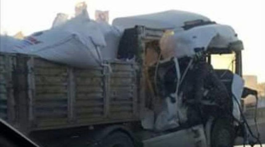 Boz&uuml;y&uuml;k&rsquo;te &Ccedil;arpışan Tırlar Trafiği Kapattı