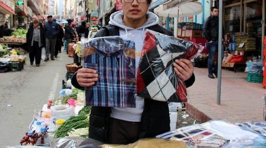 Kazak &Ouml;ğrenci, Kazak Satarak Okuyor