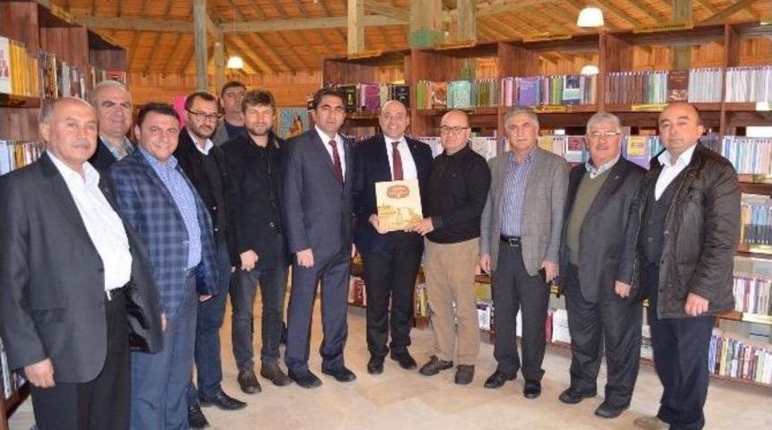 Başkan Ali &Ccedil;etinbaş&rsquo;tan, Gediz K&uuml;t&uuml;phanesi&rsquo;ne &rsquo;k&uuml;tahya Tarih Atlası&rsquo;