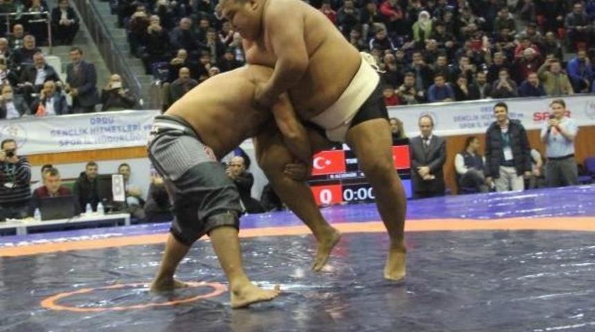 Kırkpınar Başpehlivanı Recep Kara, Sumo Asya Şampiyonu Almaz Ergeshov'u Tuş Etti