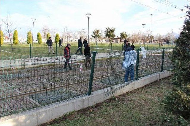 Tel Örgünün Üzerinden Atlayan Gence Tramvay Çarptı