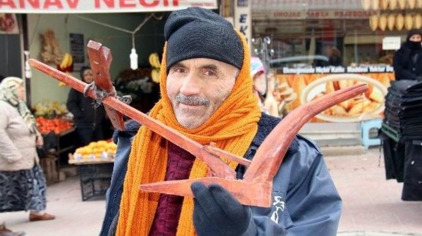 Kağnı Ve Kara Saban Satarak Ge&ccedil;imini Sağlıyor