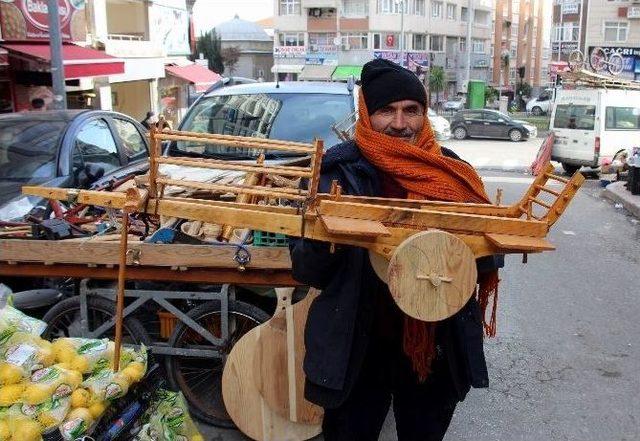 Kağnı Ve Kara Saban Satarak Geçimini Sağlıyor