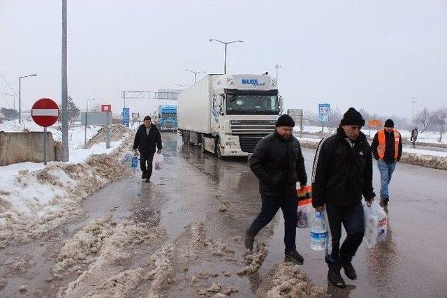 Edirne Belediyesinden Tır Şoförlerine Kumanya Desteği