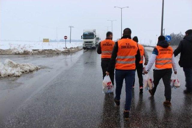 Edirne Belediyesinden Tır Şoförlerine Kumanya Desteği