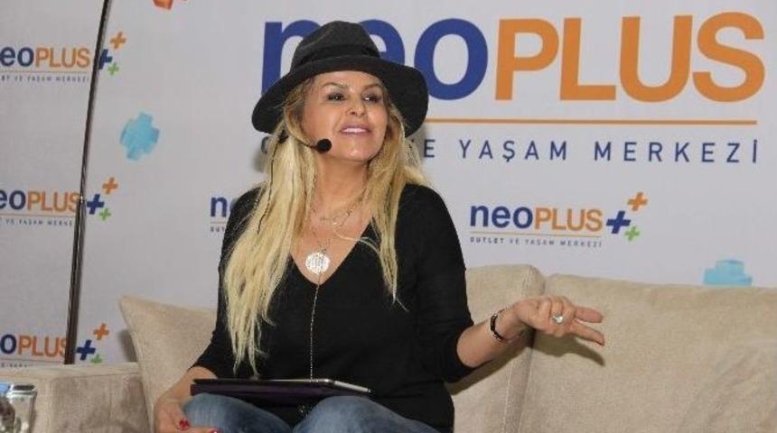 &Uuml;nl&uuml; Astrolog Nuray Sayarı Neoplus Outlet Ve Yaşam Merkezi&rsquo;nde