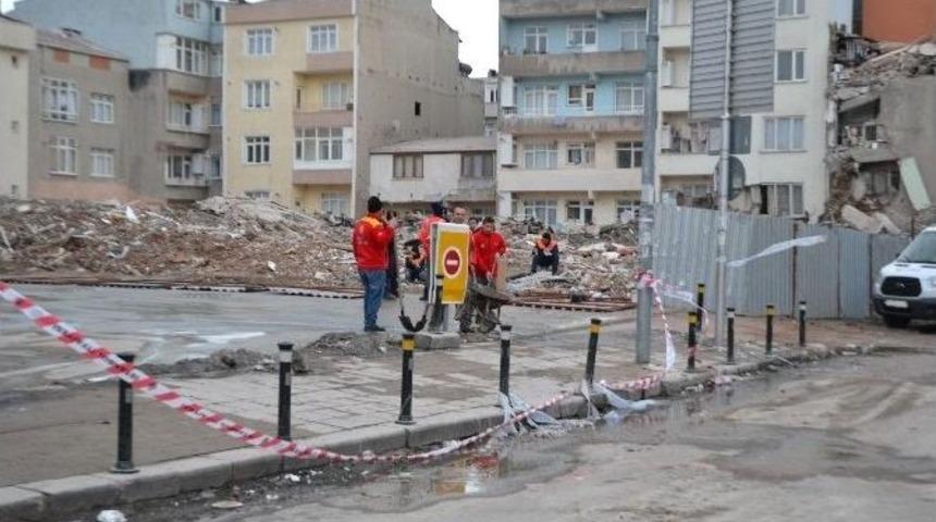 &Ccedil;&ouml;ken Binanın Enkazı Caddeden Kaldırıldı