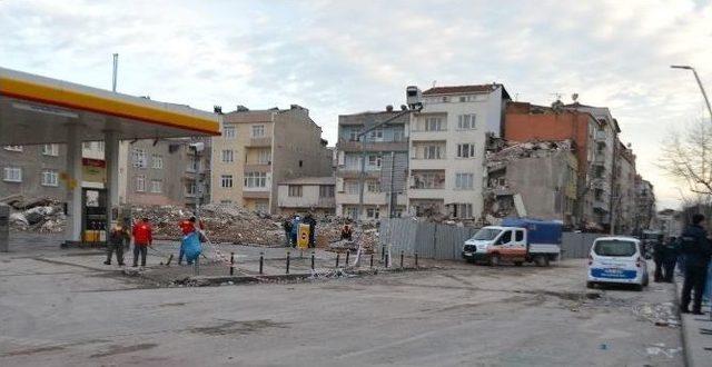 Çöken Binanın Enkazı Caddeden Kaldırıldı