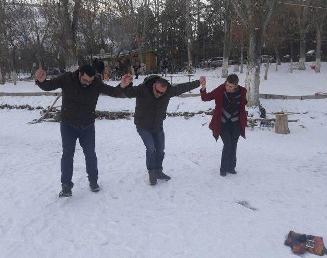 Başkent Ayazı Eymir Gölünü Dondurdu