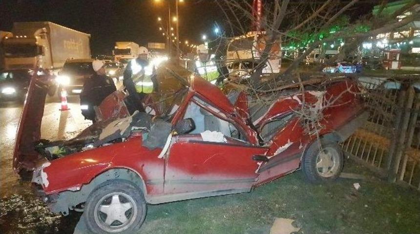 Par&ccedil;alanan Otomobilden Sağ &Ccedil;ıktılar: 3 Yaralı