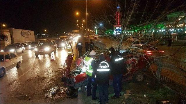 Parçalanan Otomobilden Sağ Çıktılar: 3 Yaralı